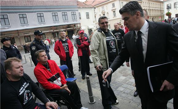 Branitelji zastupnicima dijele majice 'Stop ćirilici u Vukovaru'                                                                                                                                                                                