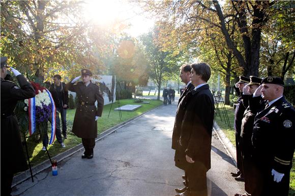 U povodu Dana neovisnosti na groblju Mirogoj  položeni vijenci                                                                                                                                                                                  