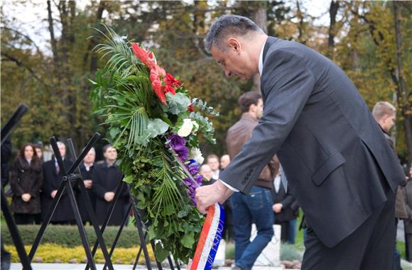 U povodu Dana neovisnosti na groblju Mirogoj  položeni vijenci                                                                                                                                                                                  