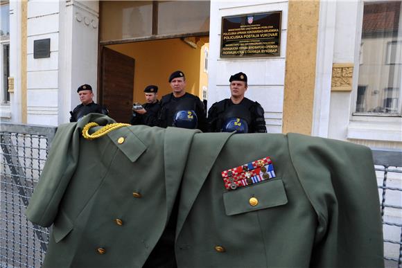 Vukovar: Culej pred policijskom postajom ostavio vojnu odoru i ratna odličja                                                                                                                                                                    