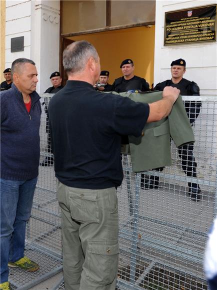 Vukovar: Culej pred policijskom postajom ostavio vojnu odoru i ratna odličja                                                                                                                                                                    