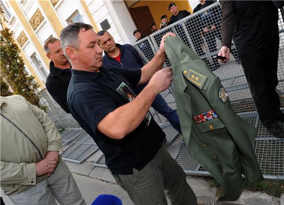 Vukovar: Culej pred policijskom postajom ostavio vojnu odoru i ratna odličja                                                                                                                                                                    