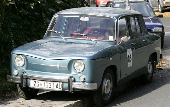 Fiolić ispred Sanaderove vile 'došlepao' renault iz 1967.                                                                                                                                                                                       