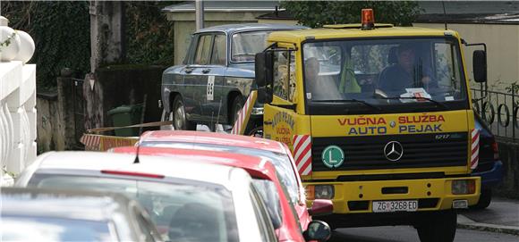 Fiolić ispred Sanaderove vile 'došlepao' renault iz 1967.                                                                                                                                                                                       