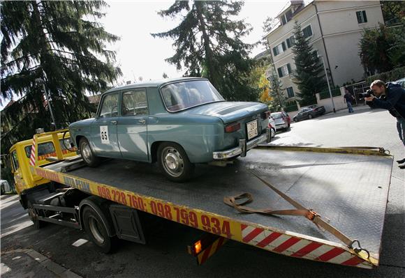 Fiolić ispred Sanaderove vile 'došlepao' renault iz 1967.                                                                                                                                                                                       