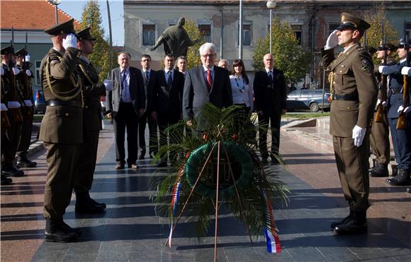 Josipović položio vijenac za žrtve ustaškog zločina u Drugom svjetskom ratu                                                                                                                                                                     