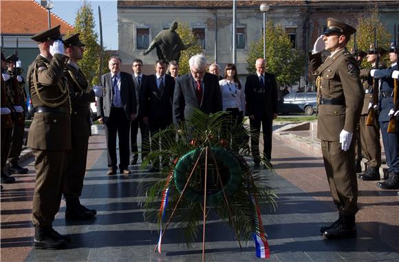 Josipović položio vijenac za žrtve ustaškog zločina u Drugom svjetskom ratu                                                                                                                                                                     