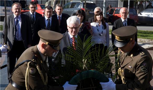 Josipović položio vijenac za žrtve ustaškog zločina u Drugom svjetskom ratu                                                                                                                                                                     