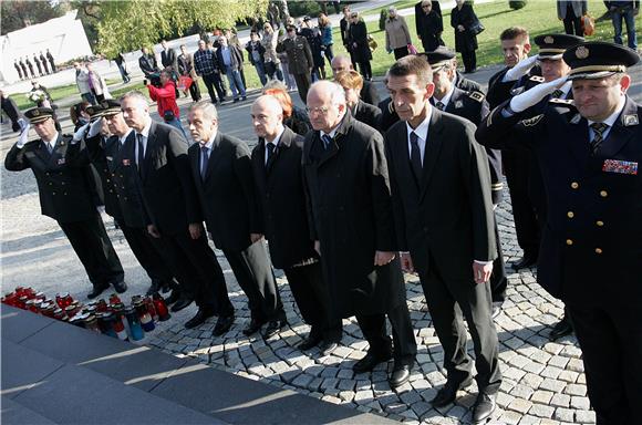 Izaslanstva Sabora, Vlade, Predsjednika, Zagreba i stranaka na Mirogoju                                                                                                                                                                         