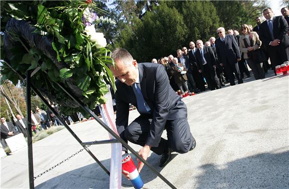 Izaslanstvo HDZ-a položilo vijenac na grobu Franje Tuđmana                                                                                                                                                                                      