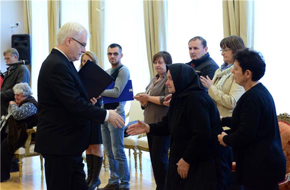 Josipović odlikovao branitelje i obitelji poginulih branitelja Tovarnika                                                                                                                                                                        