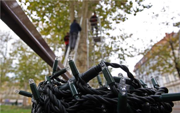 Postavljanje božićne rasvjete na Zrinjevcu                                                                                                                                                                                                      