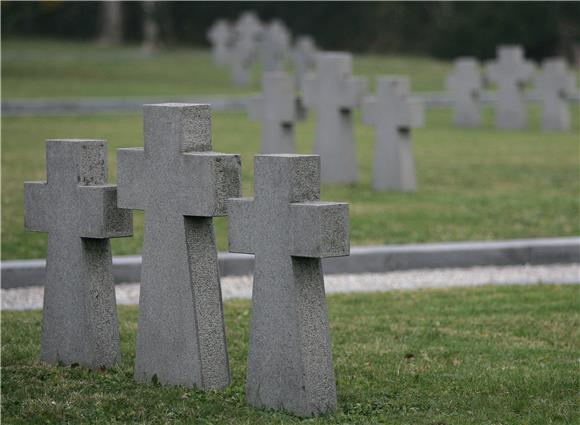 Njemački veleposlanik u Hrvatskoj na njemačkom vojnom groblju na Mirogoju položio vijenac u spomen na sve žrtve                                                                                                                                 