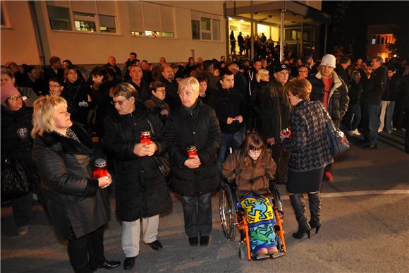 Vukovar: svijeće ispred bolnice u znak počasti žrtvama                                                                                                                                                                                          