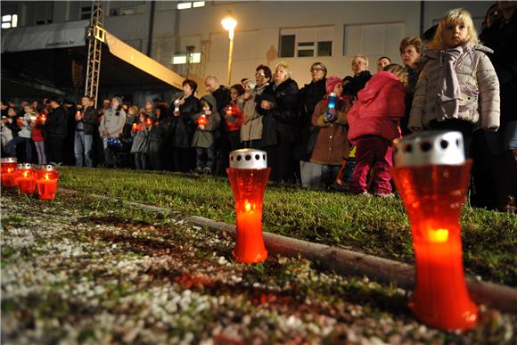 Vukovar: svijeće ispred bolnice u znak počasti žrtvama                                                                                                                                                                                          