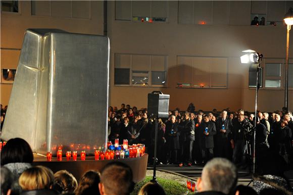 Vukovar: svijeće ispred bolnice u znak počasti žrtvama                                                                                                                                                                                          