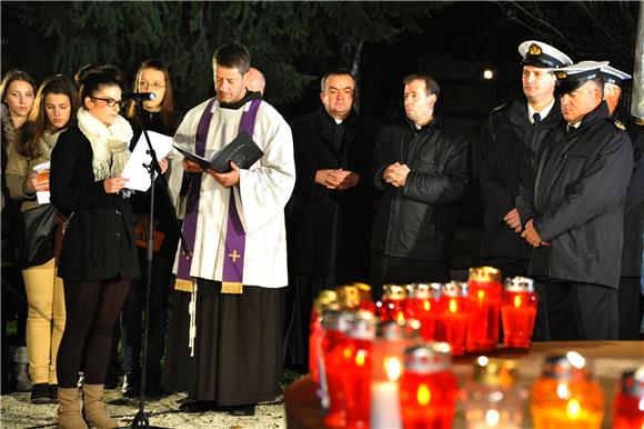 Vukovar: svijeće ispred bolnice u znak počasti žrtvama                                                                                                                                                                                          