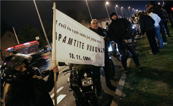 Paljenjem svijeća uz Vukovarsku ulicu Zagrepčani odali počast žrtvi Vukovara                                                                                                                                                                    