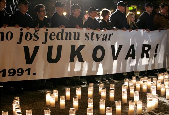 Paljenjem svijeća uz Vukovarsku ulicu Zagrepčani odali počast žrtvi Vukovara                                                                                                                                                                    