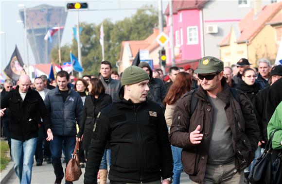 VUKOVAR Na Memorijalnom groblju položeni vijenci i zapaljene svijeće                                                                                                                                                                            