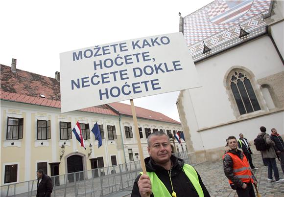 Prosvjed Hrvatskog sindikata pošte i Republičkog  sindikata radnika Hrvatske na Markovu trgu                                                                                                                                                    