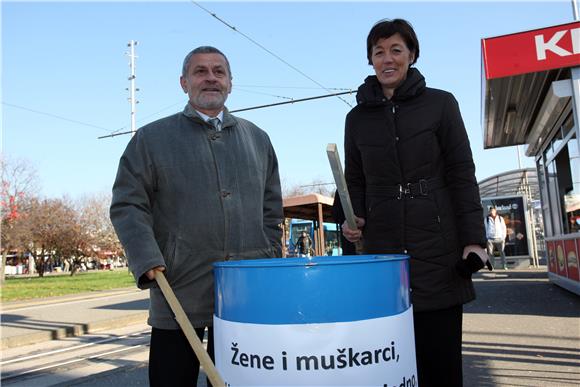 Tiskovna konferencija Dragutina Lesara                                                                                                                                                                                                          