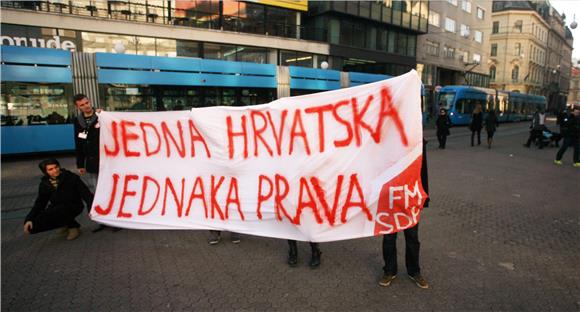 Forum mladih SDP-a na Trgu bana Jelačića tijelima ispisao 'PROTIV'                                                                                                                                                                              