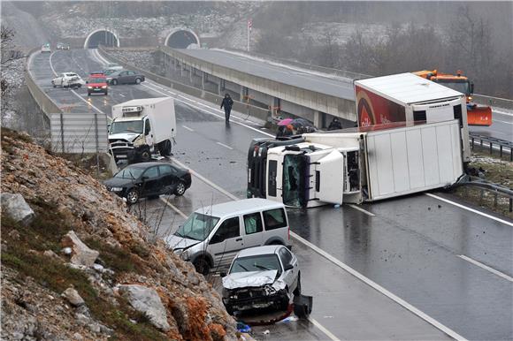 U nesreći kod tunela Krpani poginule tri osobe, 16 ozlijeđenih                                                                                                                                                                                  