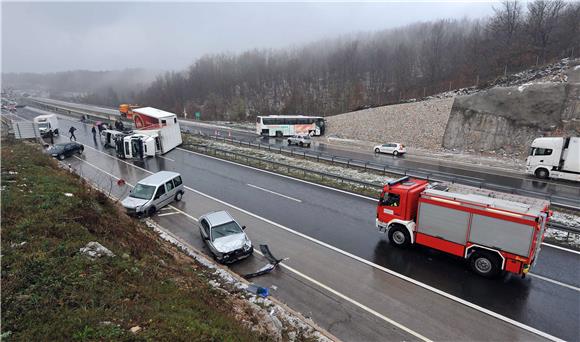 U nesreći kod tunela Krpani poginule tri osobe, 16 ozlijeđenih                                                                                                                                                                                  