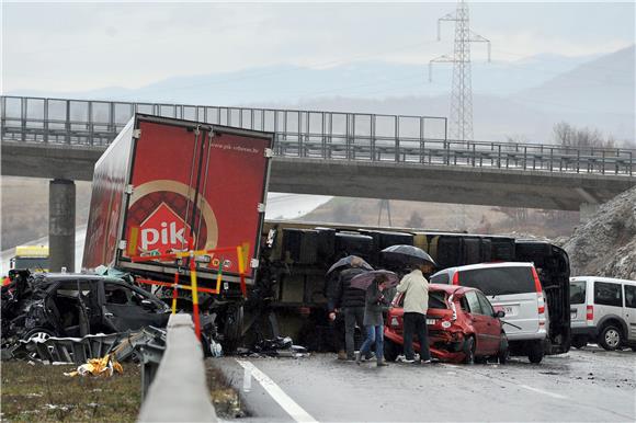 U nesreći kod tunela Krpani poginule tri osobe, 16 ozlijeđenih                                                                                                                                                                                  