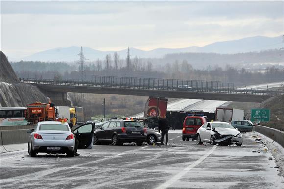 U nesreći kod tunela Krpani poginule tri osobe, 16 ozlijeđenih                                                                                                                                                                                  