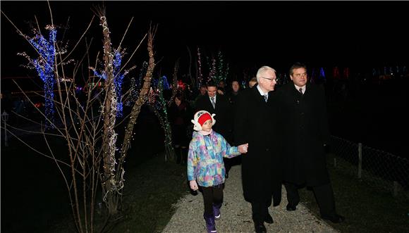 Predsjednik Josipović nazočio paljenju žaruljica Božićne bajke u Grabovnici                                                                                                                                                                     