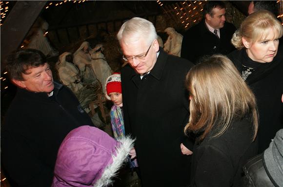 Predsjednik Josipović nazočio paljenju žaruljica Božićne bajke u Grabovnici                                                                                                                                                                     