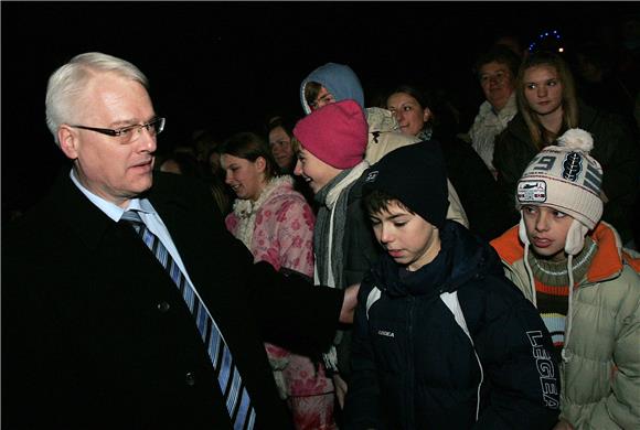 Predsjednik Josipović nazočio paljenju žaruljica Božićne bajke u Grabovnici                                                                                                                                                                     