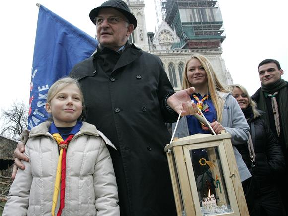 Svečanost unošenja Betlehemskoga svjetla mira u zagrebačku katedralu                                                                                                                                                                            