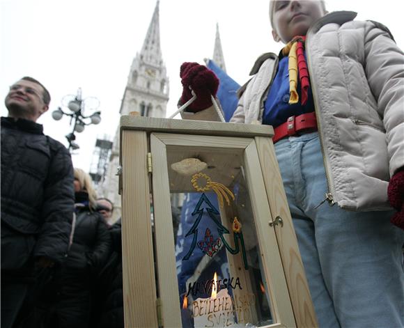 Svečanost unošenja Betlehemskoga svjetla mira u zagrebačku katedralu                                                                                                                                                                            