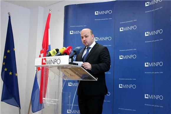 Tiskovna konferencija ministra Marasa 24.12.2013.                                                                                                                                                                                               