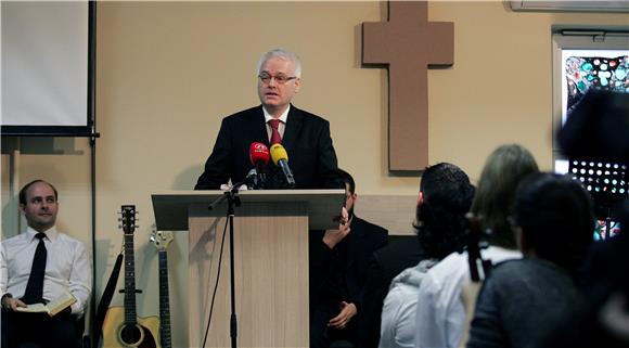 Predsjednik Josipović posjetio je pastore i vjernike Evanđeoske pentekostne crkve Stijena spasenja                                                                                                                                              