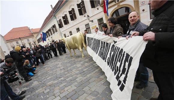 Prosvjedna akcija 'Ubijate kravu radi šnicle!'