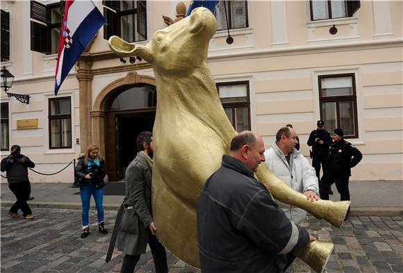 Prosvjedna akcija 'Ubijate kravu radi šnicle!'