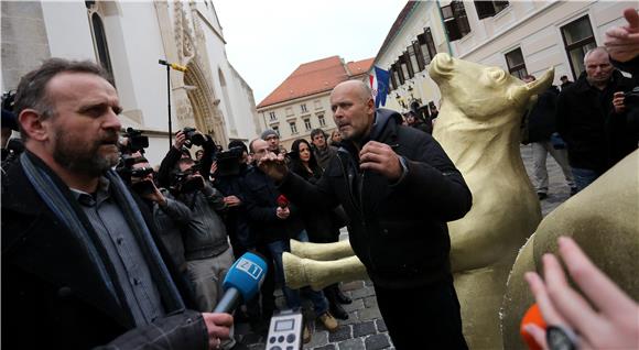 Pred Banskim dvorima performans protiv davanja autocesta u koncesiju