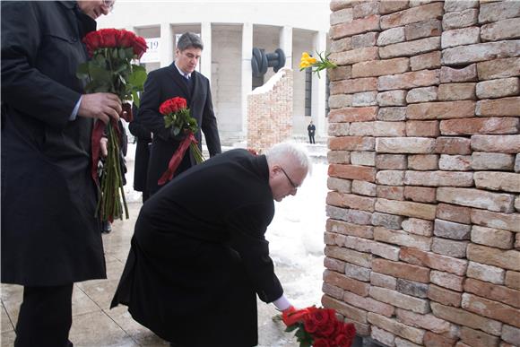 Državni vrh odao počast žrtvama holokausta kod spomenika 