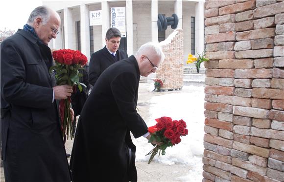 Državni vrh odao počast žrtvama holokausta kod spomenika 