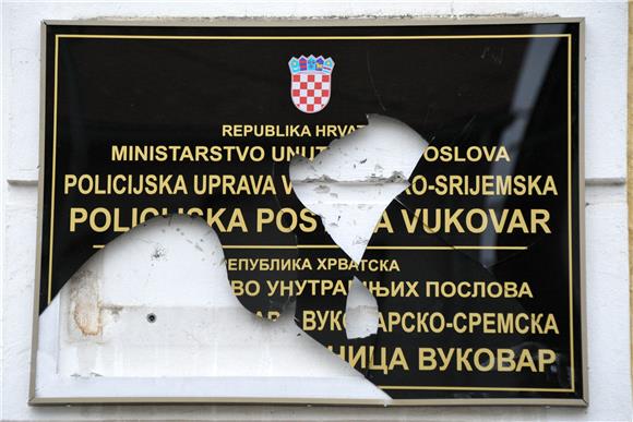 Vukovar: priveden zbog razbijanja dvojezične ploče na policijskoj postaji