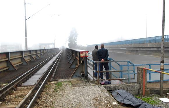 U naletu vlaka u Karlovcu smrtno stradao nepoznati muškarac