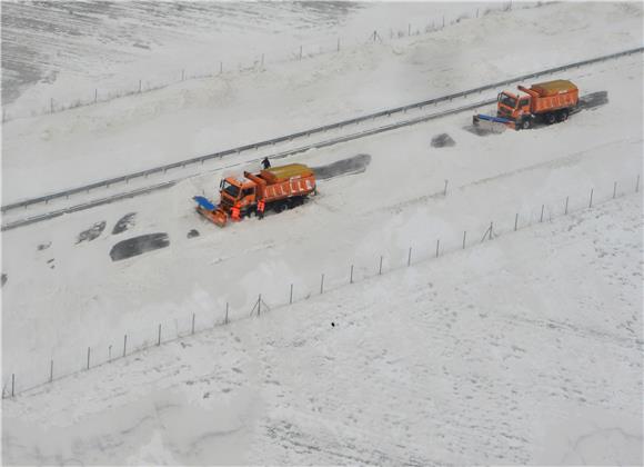 Srbija: vojska helikopterima spašava tisuću zametenih putnika 