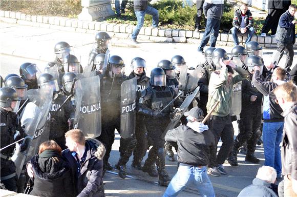 Neredi i u Sarajevu, prosvjednici bacali kamenje na policiju