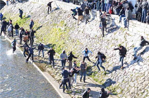 Neredi i u Sarajevu, prosvjednici bacali kamenje na policiju