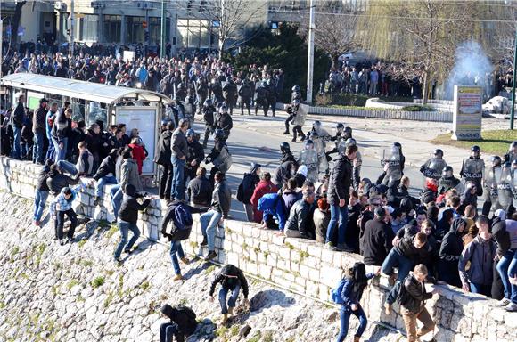 Neredi i u Sarajevu, prosvjednici bacali kamenje na policiju