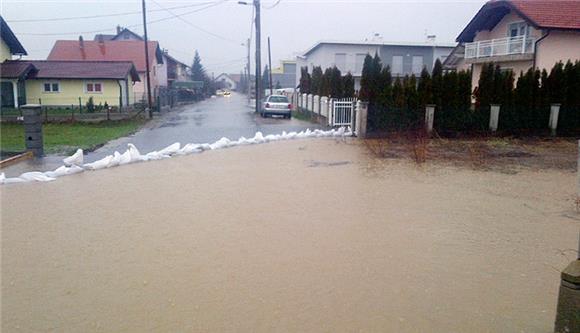 Oborine i topljenje snijega u velikom dijelu Hrvatske uzrokuju plavljenja